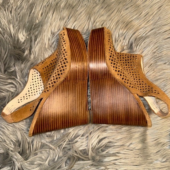 EUC Coach Tan Chasity Platform Wedge Sandals Size 8.5 - Picture 4 of 8